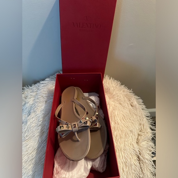 VALENTINO GARAVANI | RUBBER ROCKSTAR STUD SANDALS| SIZE:9 - Picture 4 of 6